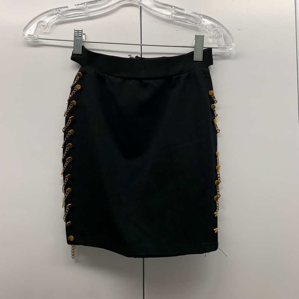 Fitted black skirt with gold chain on the side